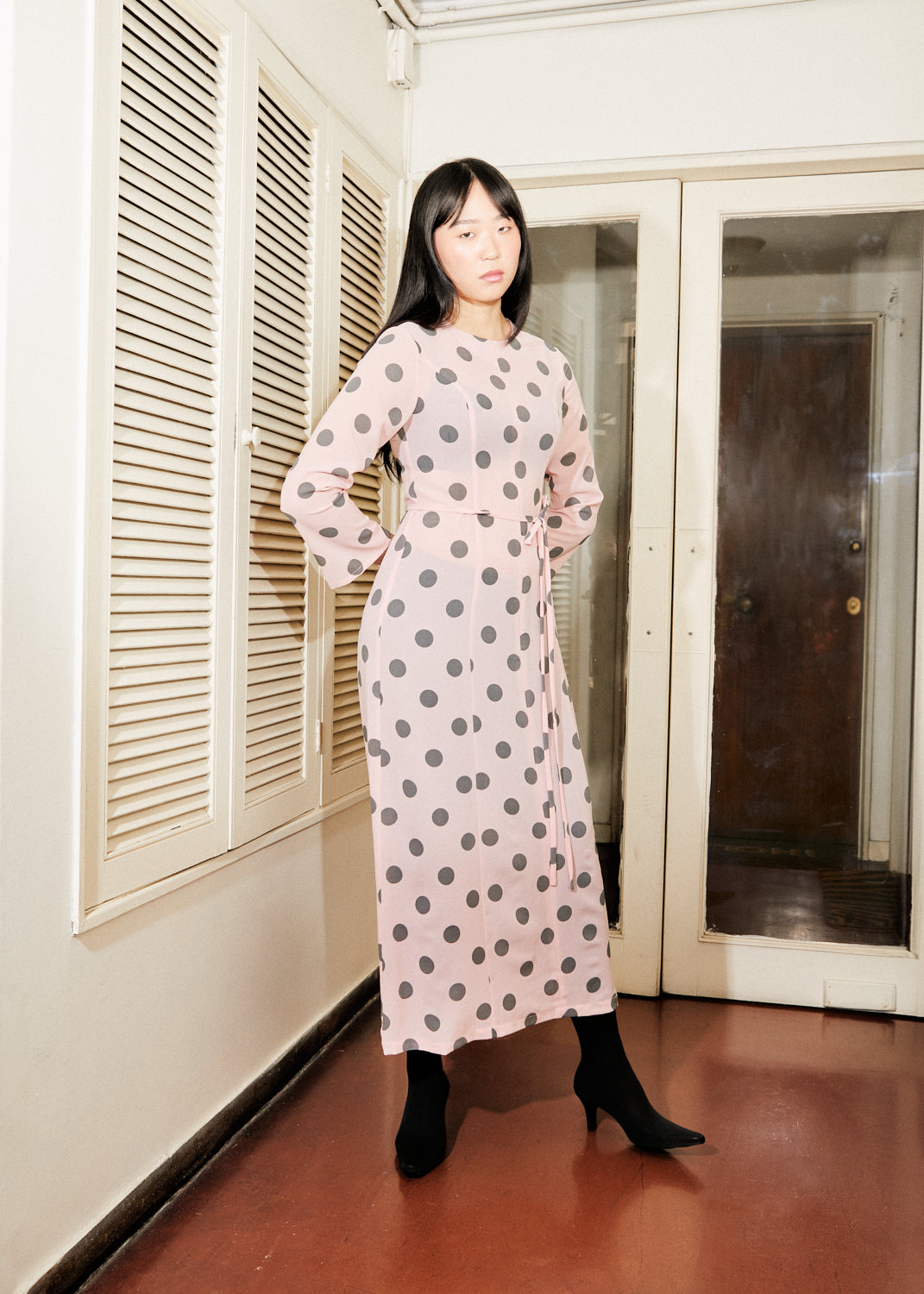 VESTIDO MULTI CORTES CREPÉ LUNARES ROSA-GRIS