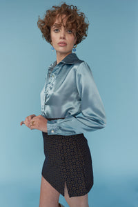 Blusa Bianca satín celeste