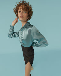 Blusa Bianca satín celeste